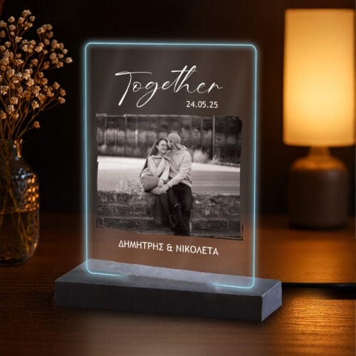 Φωτιστικό together με ασπρόμαυρη φωτογραφία